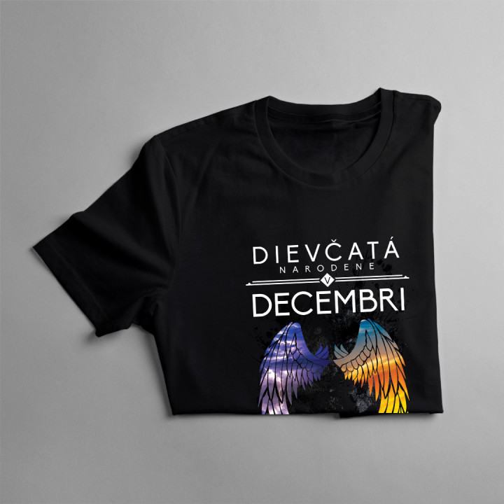 Dievčatá narodené v decembri sú slnečné lúče v kombinácii s malým hurikánom - dámske tričko s potlačou