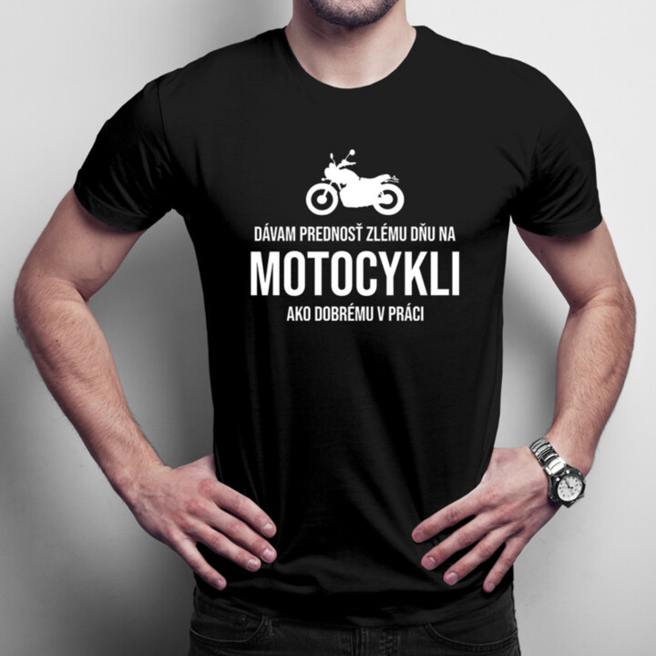 Dávam prednosť zlému dňu na motocykli ako dobrému v práci - pánske tričko s potlačou