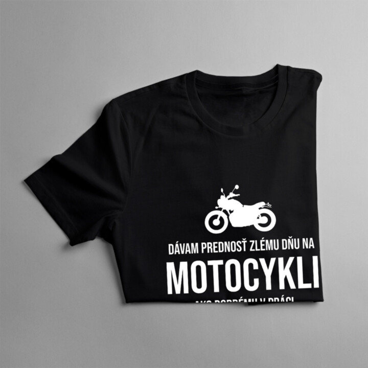 Dávam prednosť zlému dňu na motocykli ako dobrému v práci - pánske tričko s potlačou