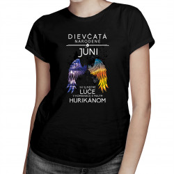 Dievčatá narodené v júni sú slnečné lúče v kombinácii s malým hurikánom - dámske tričko s potlačou