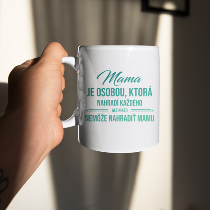 Mama je osobou, ktorá nahradí každého - keramický hrnček s potlačou
