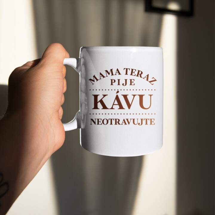 Mama teraz pije kávu - neotravujte - hrnček