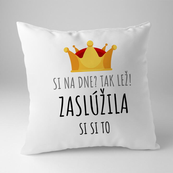 Si na dne? Tak lež! Zaslúžila si si to - vankúš s potlačou