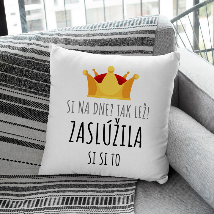 Si na dne? Tak lež! Zaslúžila si si to - vankúš s potlačou