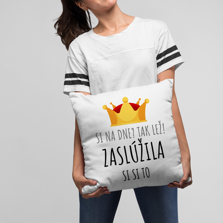 Si na dne? Tak lež! Zaslúžila si si to - vankúš s potlačou