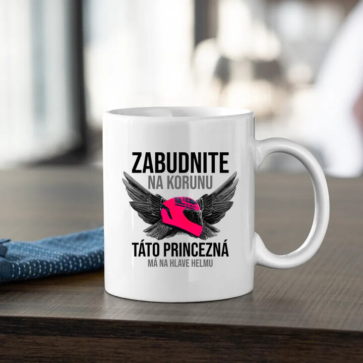 Zabudnite na korunu - táto princezná má na hlave helmu - keramický hrnček s potlačou
