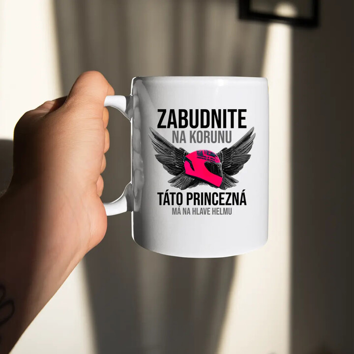 Zabudnite na korunu - táto princezná má na hlave helmu - keramický hrnček s potlačou