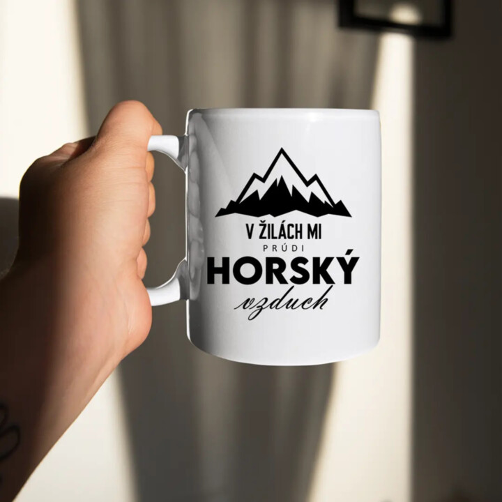 V žilách mi prúdi horský vzduch - keramický hrnček s potlačou