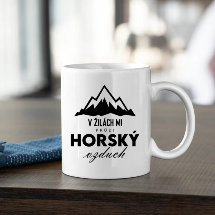 V žilách mi prúdi horský vzduch - keramický hrnček s potlačou