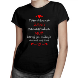 Túto úžasnú ženu zamestnáva muž, ktorý ju miluje viac než svoj život - dámske tričko s potlačou