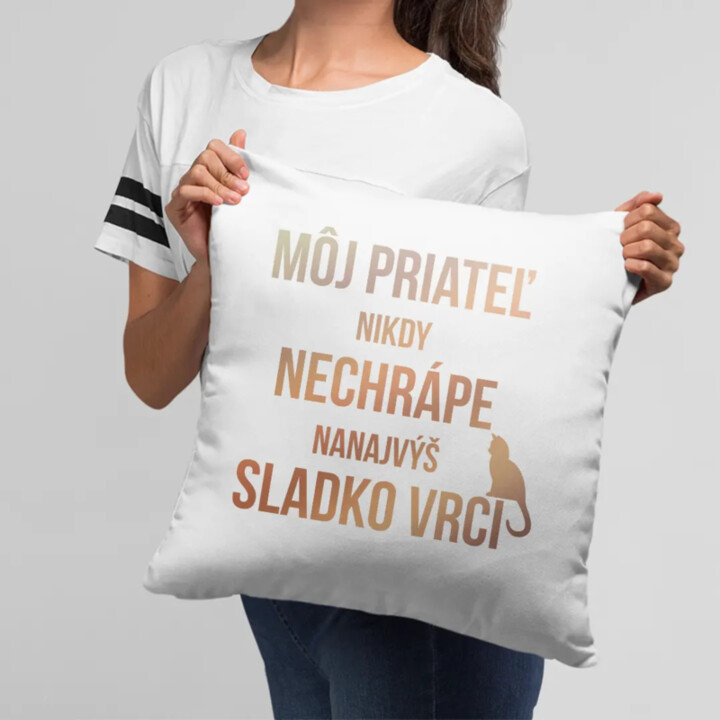 Môj priateľ nikdy nechrápe, nanajvýš sladko vrčí - vankúš s potlačou