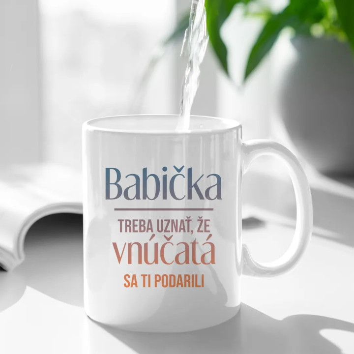 Babička, treba uznať, že vnúčatá sa ti podarili - keramický hrnček s potlačou