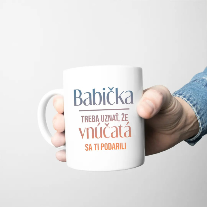 Babička, treba uznať, že vnúčatá sa ti podarili - keramický hrnček s potlačou