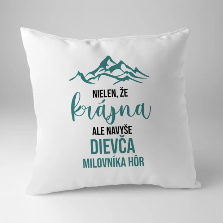 Nielen, že krásna, ale navyše dievča milovníka hôr - vankúš s potlačou