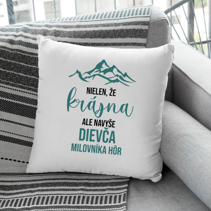 Nielen, že krásna, ale navyše dievča milovníka hôr - vankúš s potlačou