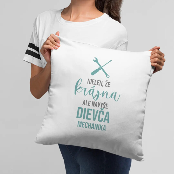 Nielen, že krásna, ale navyše dievča mechanika - vankúš s potlačou