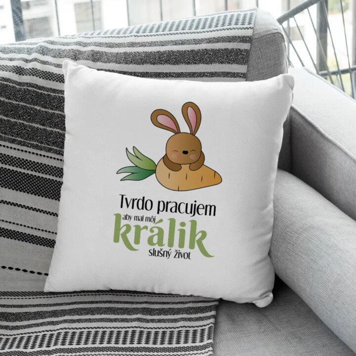 Tvrdo pracujem, aby mal môj králik slušný život v2 - vankúš s potlačou