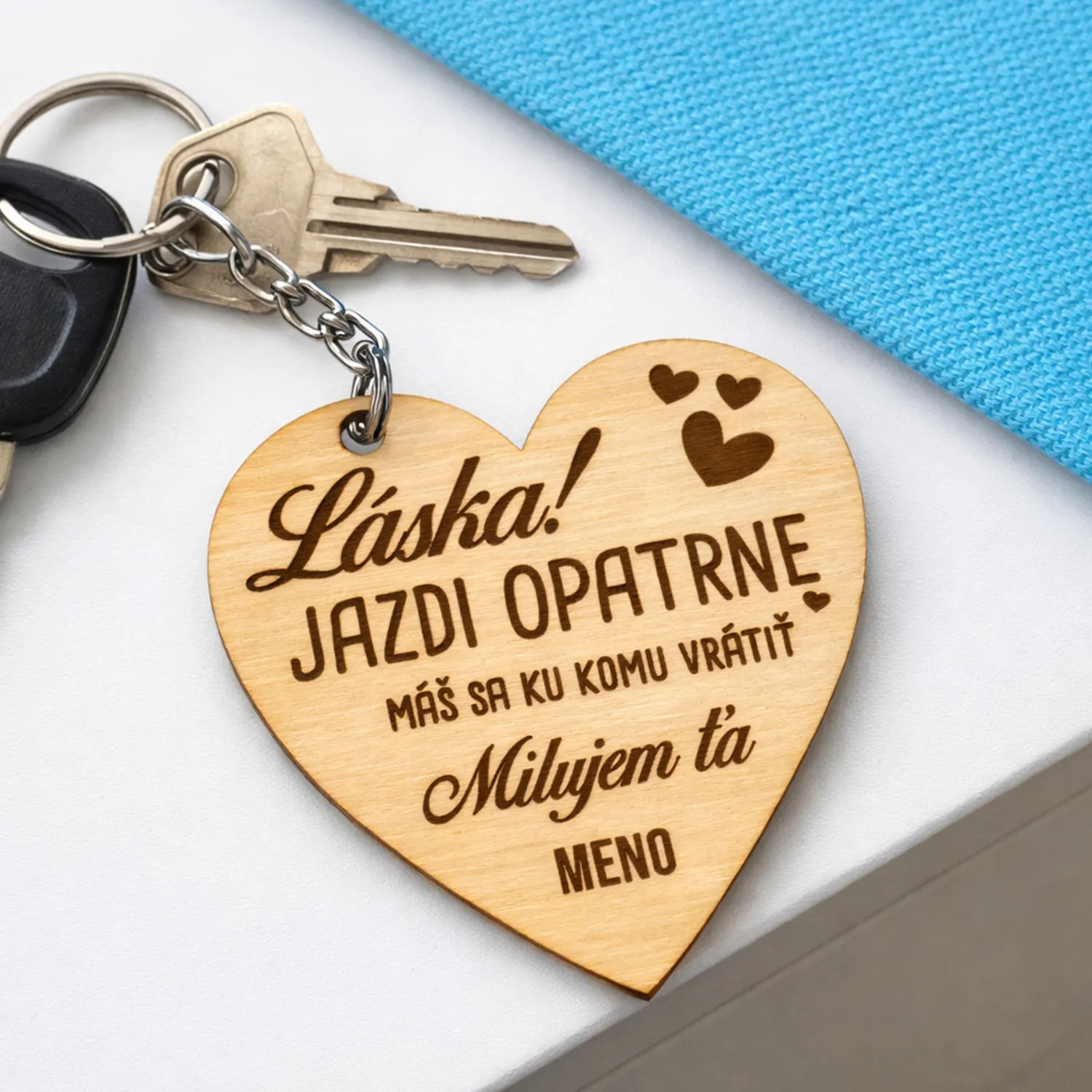 Láska! Jazdi opatrne - drevený prívesok na kľúče s gravírovaním - personalizovaný produkt