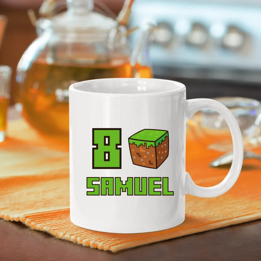 Narodeninové tričko s menom pre fanúšikov Minecraftu - keramický hrnček s potlačou - personalizovaný produkt