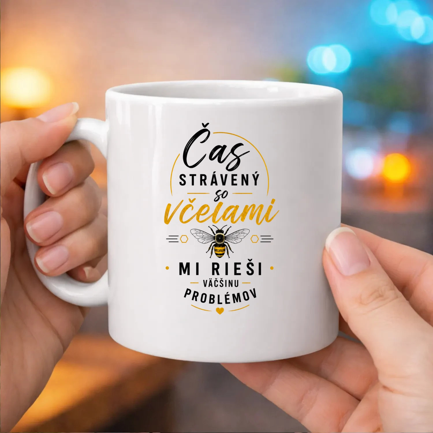 Čas strávený so včelami mi rieši väčšinu problémov - keramický hrnček s potlačou