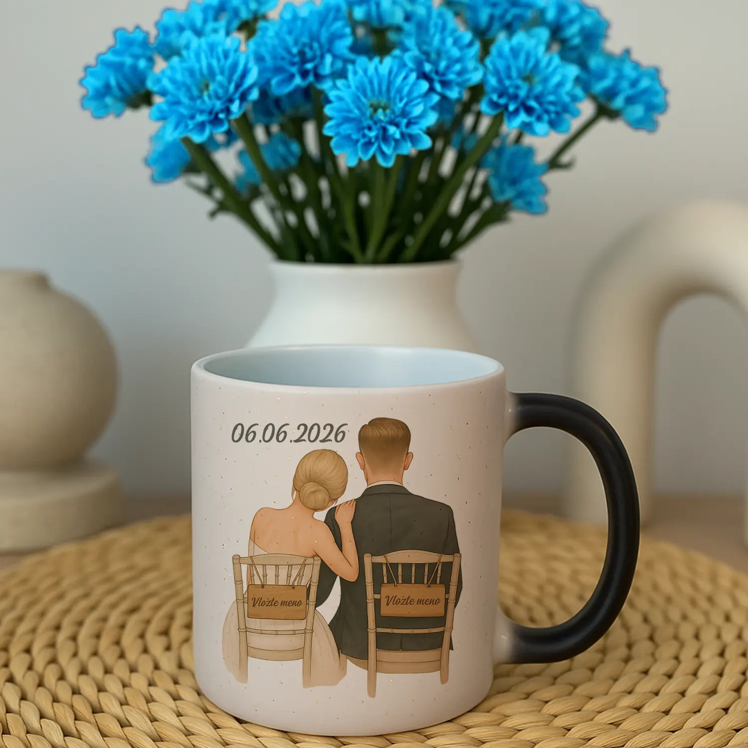 Nevesta a ženích + dátum + mená - blondínka - magický trblietavý hrnček s potlačou - personalizovaný produkt