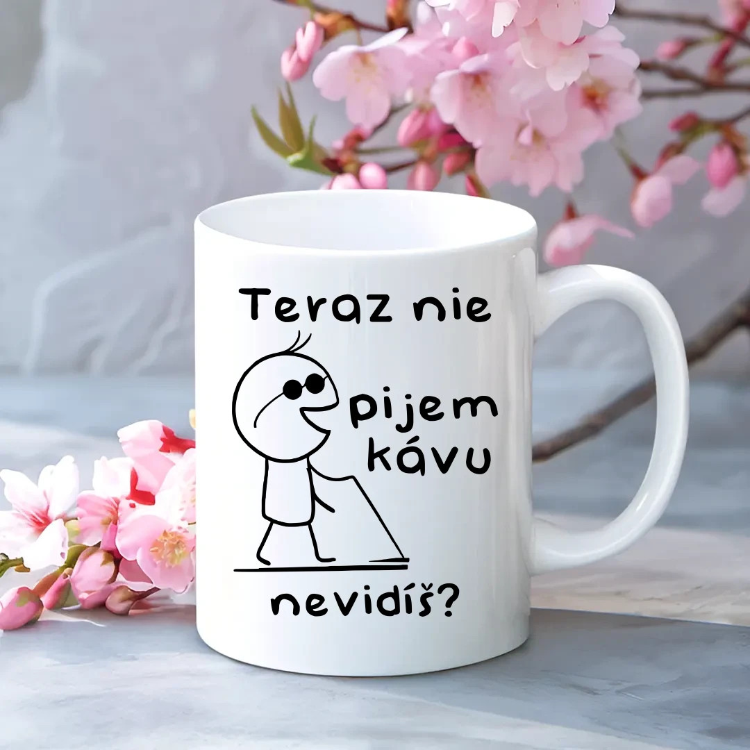 Teraz nie, pijem kávu - vtipný hrnček ako darček k meninám