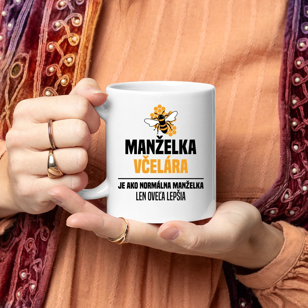 Manželka včelára je ako normálna manželka - keramický hrnček s potlačou ako darček