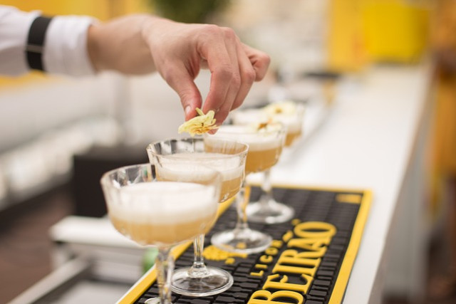 Barman s triedou – tričká, ktoré spájajú humor a profesionalitu